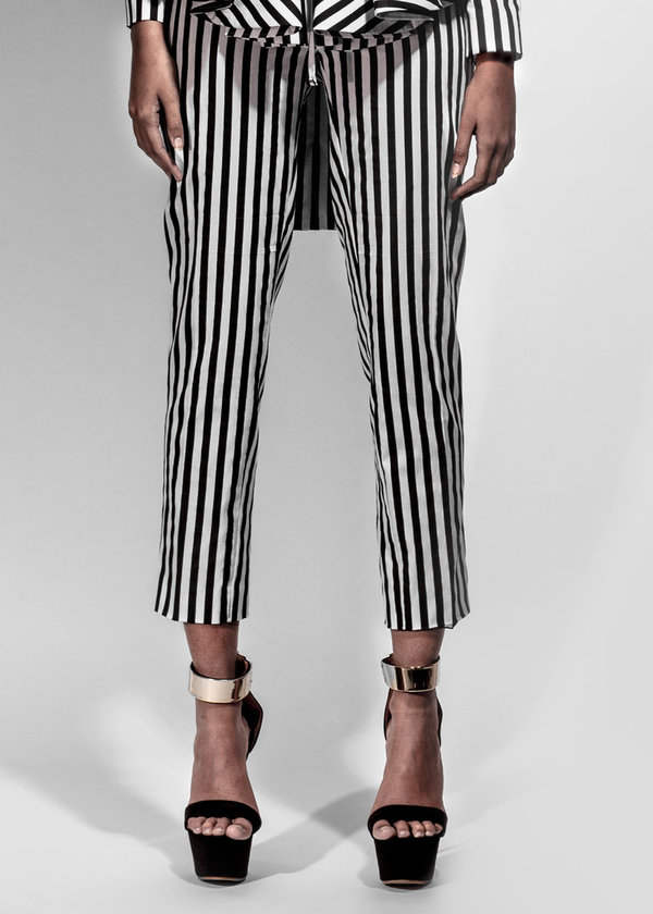 Zwart/Wit gestreepte pantalon enkellengte met rechte pijpen.